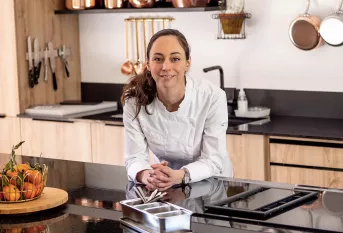 Nina Métayer dans une cuisine