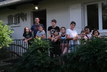 Etablissements Saint-Nicolas, maison Saint-Antoine à Cholet, les jeunes avec un éducateur devant la maison