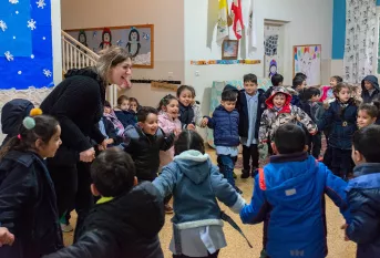 Soeurs du Bon Pasteur au Liban - Petit collège à Hammana - moment de détente des enfants, qui font une ronde 