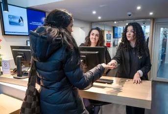 Sandra Traika, ancienne de SKOLA hôtellerie, est aujourd’hui  réceptionniste. Ici  avec Coralie Sbrava, adjointe de direction d'un hôtel Mercure à Marseille, qui l'a coachée durant sa formation
