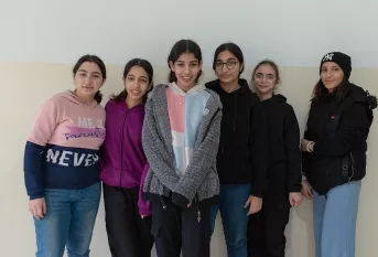 Un groupe de jeunes filles de l'accueil de jour de Dora