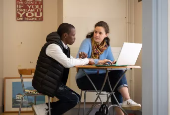 La Touline Paris - une chargée d’insertion socio-professionnelle en entretien avec un jeune 