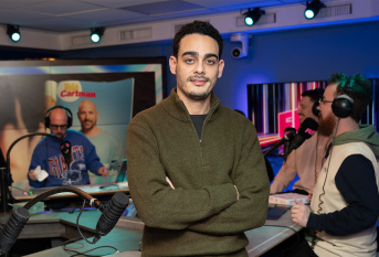 Portrait d'Amir Laieb, ancien de la fondation dans les locaux de Fun Radio