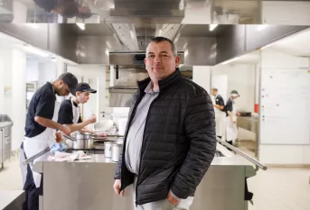 Richard Devos dans les cuisines du lycée professionnel hôtelier Daniel Brottier de Bouguenais