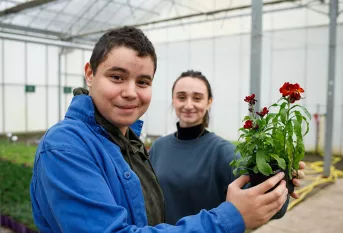Campus Saint-Antoine - Mohamed Ali, en classe de CAPA 1 Production horticole, travaille avec sa binôme Emie, lors de travaux pratiques dans les serres