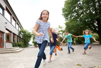 Cours d'empathie à l'école - enfants dans une cour de récréation