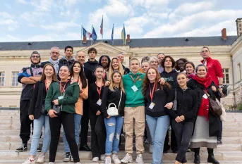 Colloque éducatif à Angers - jeunes et adultes devant l'hôtel de ville 