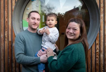 Crèche multi-accueil L' Arc en Ciel -  Noham et ses parents Chahira et Vincent