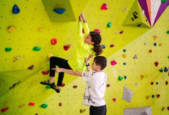 Jeunes du collège Sainte-Claire sur un mur d'escalade