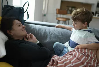 Famille monoparentale, une maman et son fils