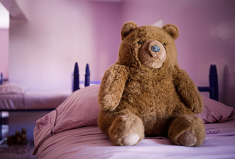Peluche sur un lit d'enfant