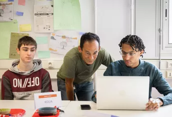 Dispositif Boost insertion Vernon - Pascal, formateur, discute avec les jeunes  