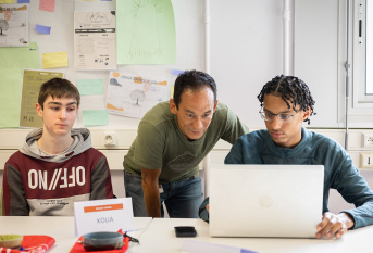 Dispositif Boost insertion Vernon - Pascal, formateur, discute avec les jeunes