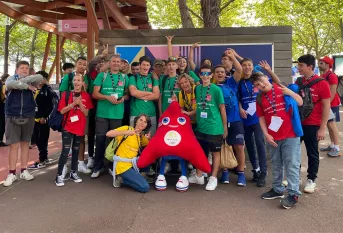 Jeunes et professeurs du lycée agricole Val de Drôme aux jeux paralympiques avec la Phryge