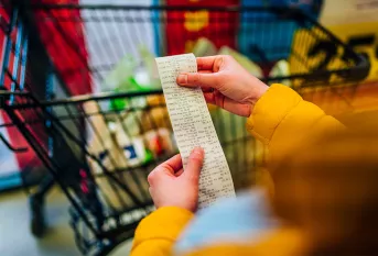 Précarité alimentaire - un adulte regarde son ticket de caisse