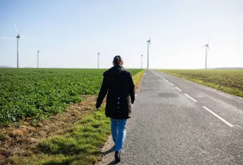 En l'absence de transports et de permis de conduire, Magali en est réduite à marcher des kilomètres le long de la route.