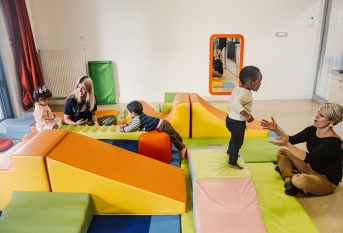 Crèche Les petites pousses du lac - Un atelier de motricité pour les moyens avec Tylia Desangin et Aurélie Lamirault, animatrices petite enfance