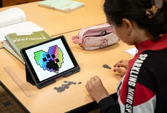 Cours d'art plastique sur les pixels avec des tablettes au collège ressources Saint-Jacques