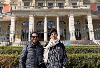 Erick et Coco devant le palais Wilson où se réunit le comité des droits de l'enfant à Genève
