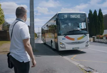Boost Douai - Rémy attend le bus dans son village