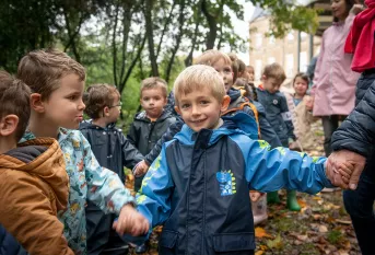 Elèves de l'école Notre-Dame de Lourdes partant faire la "classe du dehors"