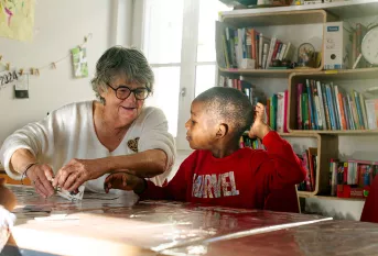 Une bénévole à la maison des familles de Bordeaux