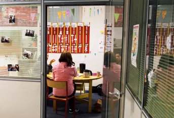 Un accueil de jour où des parents peuvent rencontrer des professionnels