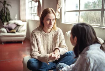 Discussion entre une mère et son adolescente chez elles