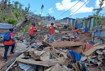 Maraude des éducateurs dans les bidonvilles de Mayotte