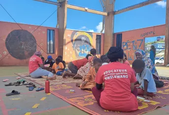 Les éducateurs d'Apprentis d'Auteuil auprès des enfants à Mayotte.