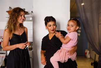 Résidence sociale Elisabeth Reinaud - Marine Monier, assistante sociale, rend visite à Wissem et sa fille Alin, dans leur logement