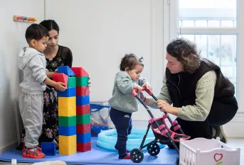 Centre parental La Parenthèse - Séfora Margel joue avec ses enfants Laurentu et Ema. Elle est accompagnée par Marietta Jolivet, éducatrice spécialisée