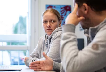 Centre parental La Parenthèse - Chloé, une maman, s'entretient avec Jérôme Sénéchal, moniteur-éducateur 