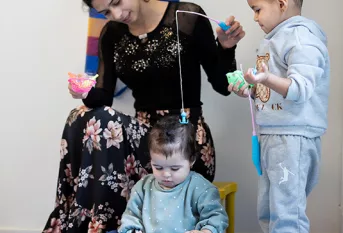 Centre parental La Parenthèse - Séfora Margel joue avec ses enfants Laurentu et Ema