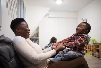 Coup d'Pouce 92 - Madou joue avec sa maman