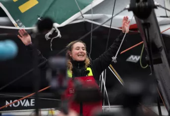 Violette célébrée par tous les spectateurs à son arrivée