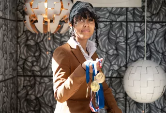 Lola, Meilleure apprentie de France (MAF) au lycée professionnel Saint-Jean à Sannois en Merchandisage visuel devant sa réalisation et avec ses médailles