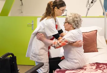 Préparation au concours MAF en formation SAPAT au Lycée Nature et Services Saint-Jean de Sannois - Romane, 16 ans, en 1ère année de SAPAT Bac Pro avec sa professeur Stéphanie Colombo pendant une classe de confort aux personnes âgées