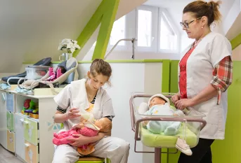 Préparation au concours MAF en formation SAPAT au Lycée Nature et Services Saint-Jean de Sannois - Lolane, 19 ans, en 1ère année de SAPAT Bac Pro avec sa professeur Stéphanie Colombo pendant une classe pour apprendre à préparer et donner les biberons aux bébés  avec des poupons 