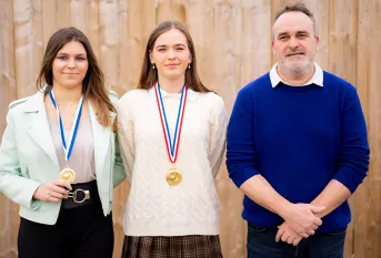 Elisa et Dorine, Meilleures Apprenties de France du lycée professionnel Saint-Michel avec leur professeur Sébastien Legay