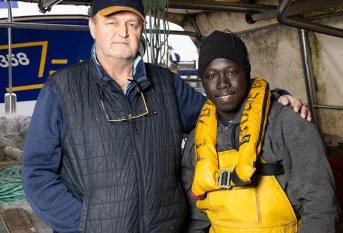 Sedou Koita, meilleur apprenti de France (MAF) Marin pêcheur, dans le port du Havre, avec son patron Hervé Poisson 