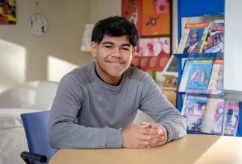 Campus Saint-Antoine - Kaua,  a été formé à la Médiation. Il est un jeune médiateur. Il pose ici dans la salle de médiation.