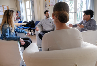 Situation de médiation au campus Saint-Antoine - de gauche à droite : Sandrine Coffinet, éducatrice de vie scolaire et référente médiation sur le campus, un adulte, Kaua "jeune médiateur", une jeune fille
