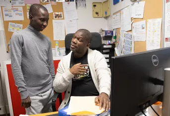 Moustapha en pleine discussion avec Xavier Marcelin, un de ses éducateurs