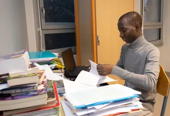  Moustapha - devoirs du soir dans sa chambre