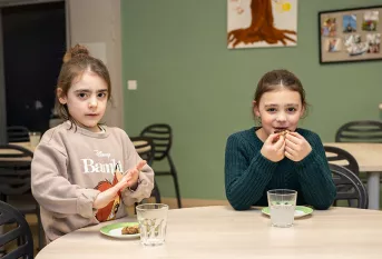 MECS St Augustin, Esperanza prend son goûter avec sa soeur Victoria 