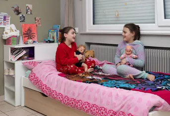 MECS St Augustin, Esperanza dans sa chambre avec sa soeur Victoria 