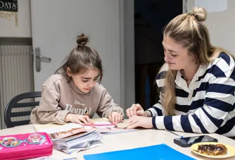 MECS St Augustin, Esperanza fait ses devoirs avec Léa Delassus, éducatrice 