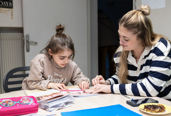 MECS St Augustin, Esperanza fait ses devoirs avec Léa Delassus, éducatrice