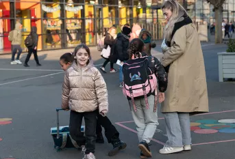MECS St Augustin, Léa Delassus, éducatrice, vient chercher Esperanza  à la sortie de l'école